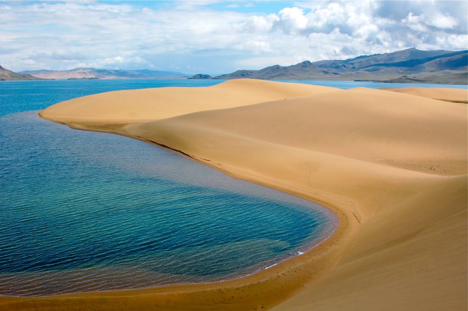 Dunes et Lac en Mongolie dans le désert de Gobi