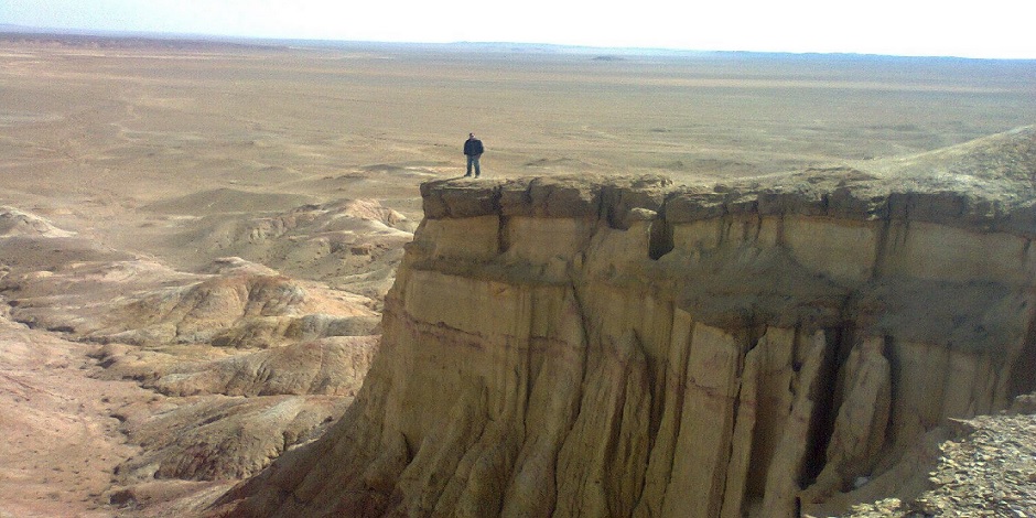 L'homme est petit dans le désert de Gobi