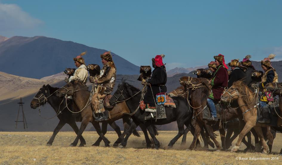 Cavaliers mongols qui dressent les aigles en Mongolie